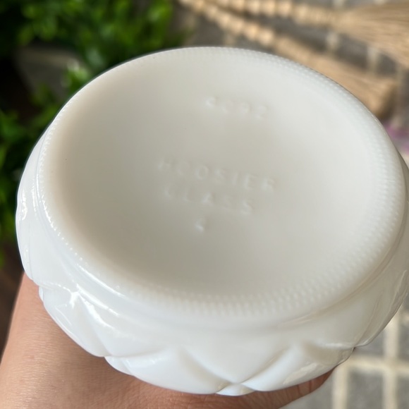 VINTAGE milk glass Vase - like new - Picture 6 of 8